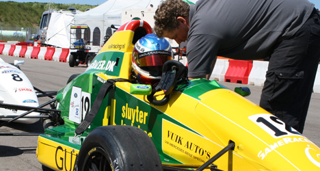 Her er Vuik Racings chefmekaniker, belgiske Marten De Busser, ved at spænde Nikolaj fast før løbet. Marten bor til daglig i Hong Kong, hvor han er chefmekaniker for et Formel Renault team i det Asiatiske Mesterskab. Martens store erfaring med formelbiler er stærkt medvirkende til Nikolajs hurtige fremgang i Formel Ford.
